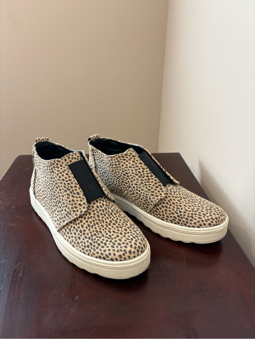 Women’s Beige Leopard Slip-On Sneaker with Black Elastic Sneaker shoes Sz 6.5 - Picture 2 of 9